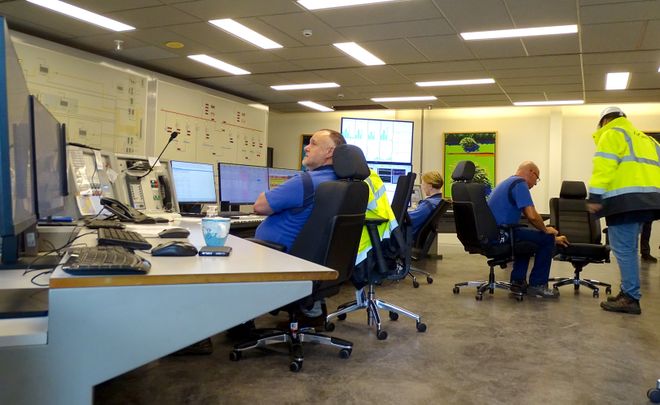 Geconcentreerd werken op een ergonomische 24-uurs stoel