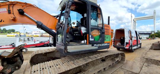EBLO levert ASS Cargoline stoel voor Doosan rupskraan