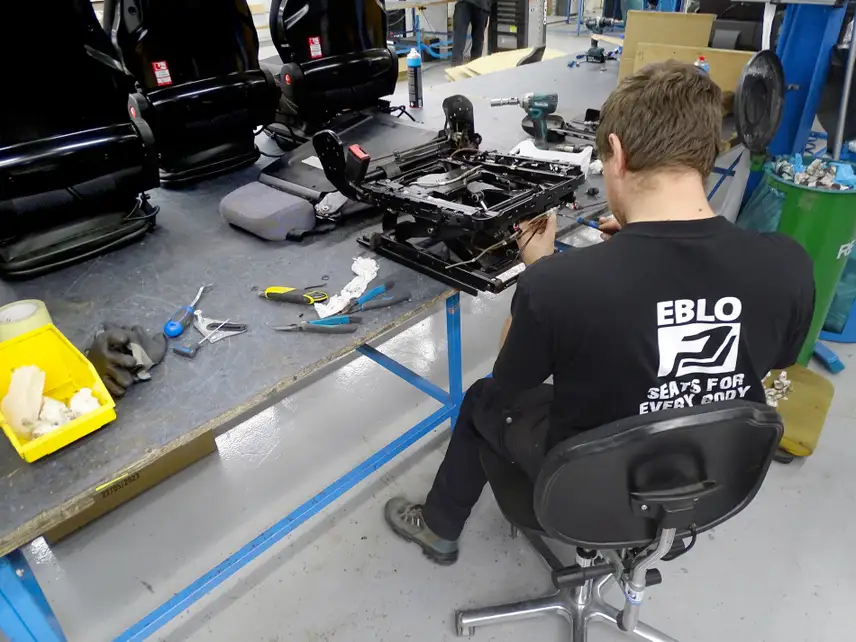 Isri stoel wordt gereviseerd