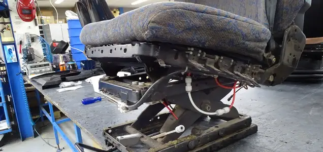 Revisión de un antiguo asiento de camión ISRI