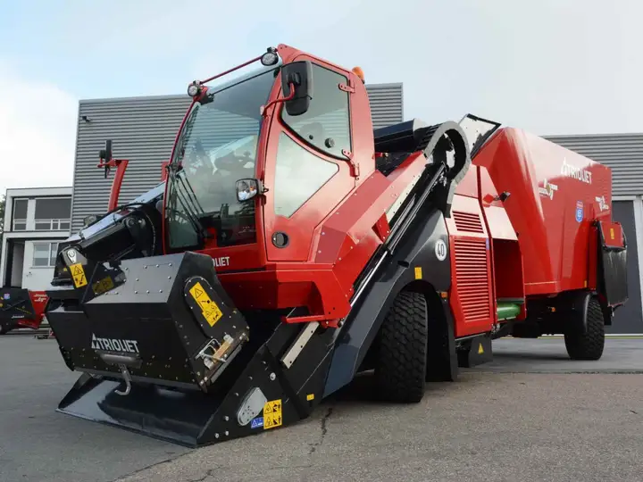UnitedSeats LGV90 C7 Pro seats for Trioliet feed mixers