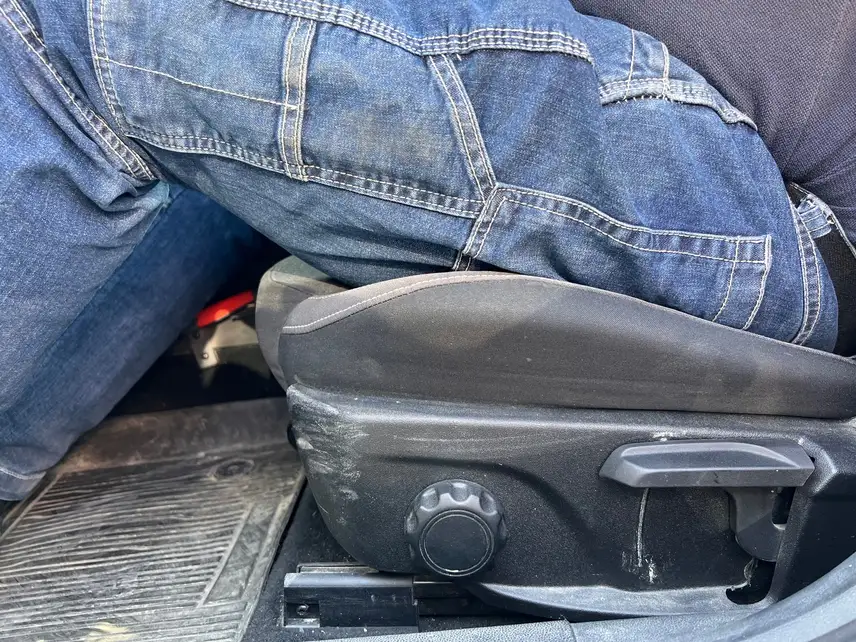 Ein für die Statur des Fahrers zu kurzes Sitzkissen