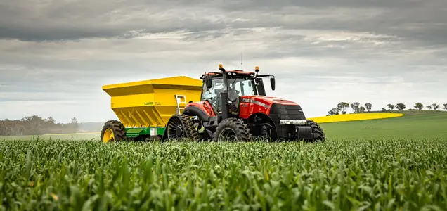 Traktor auf einem Feld mit luftgefedertem Traktorsitz