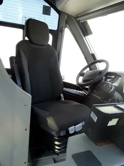 Einbau-neuer-Sitze-im-Qbuzz-Bus