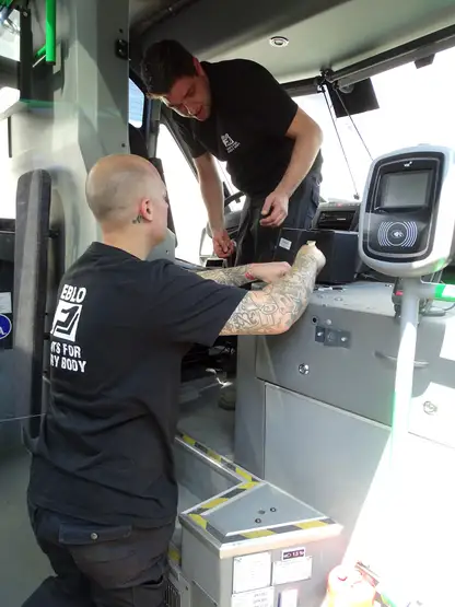 Einbau-neuer-Sitze-im-Qbuzz-Bus