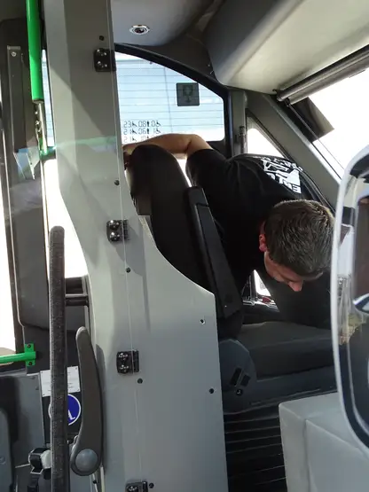 Einbau-neuer-Sitze-im-Qbuzz-Bus
