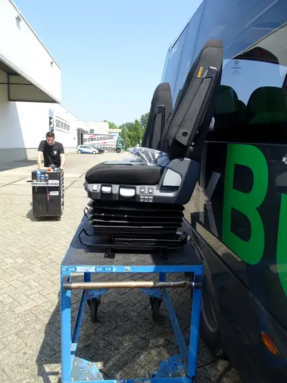 Vorbereitung-für-neue-Qbuzz-Sitze