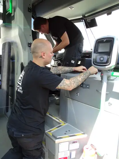 Einbau-neuer-Sitze-im-Qbuzz-Bus