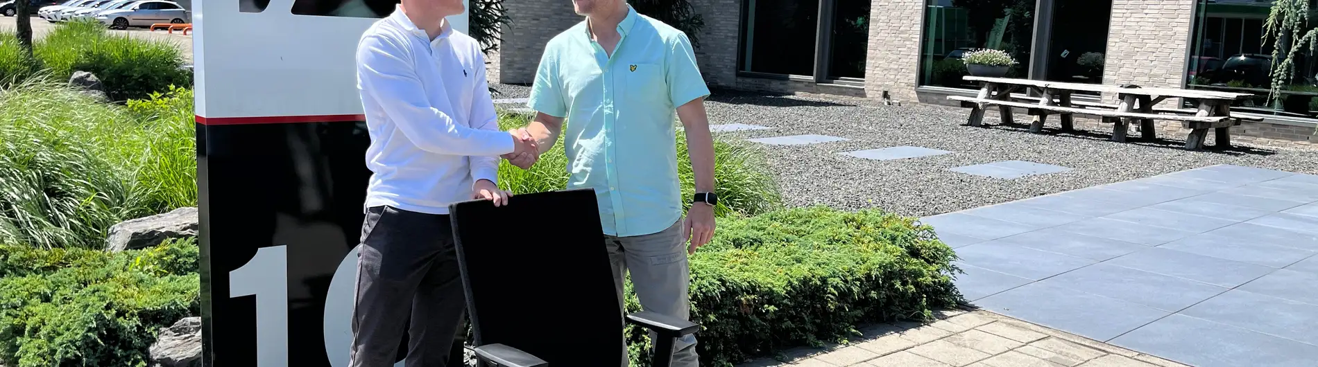 Troy neem UnitedSeats Office Comfort stoel in ontvangst