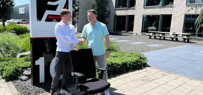 Troy neem UnitedSeats Office Comfort stoel in ontvangst