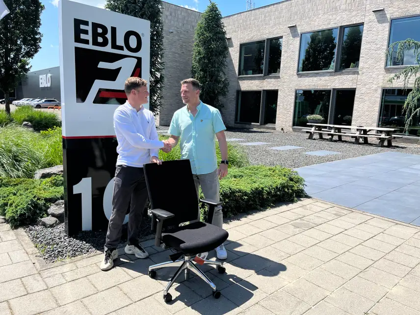 Troy neem UnitedSeats Office Comfort stoel in ontvangst