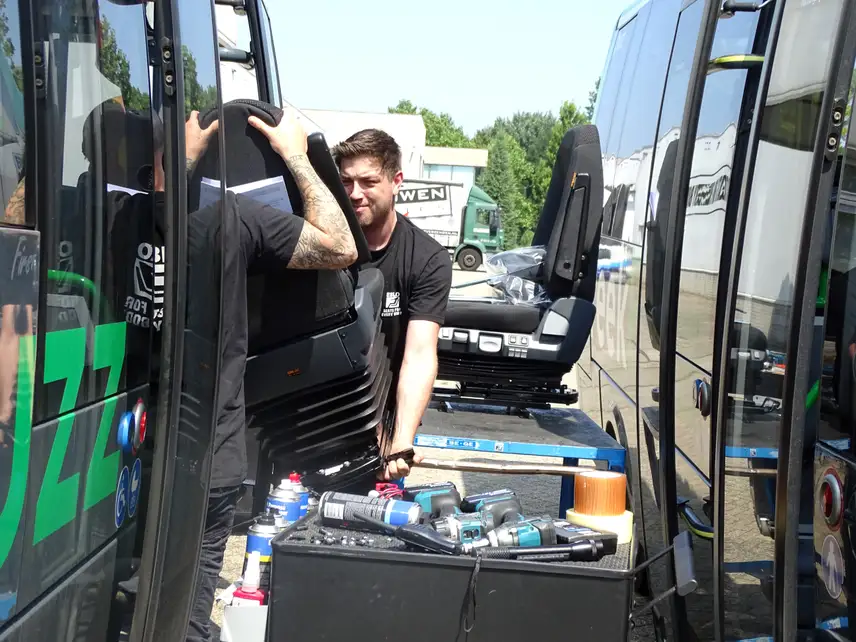 Einbau-neuer-Sitze-im-Qbuzz-Bus