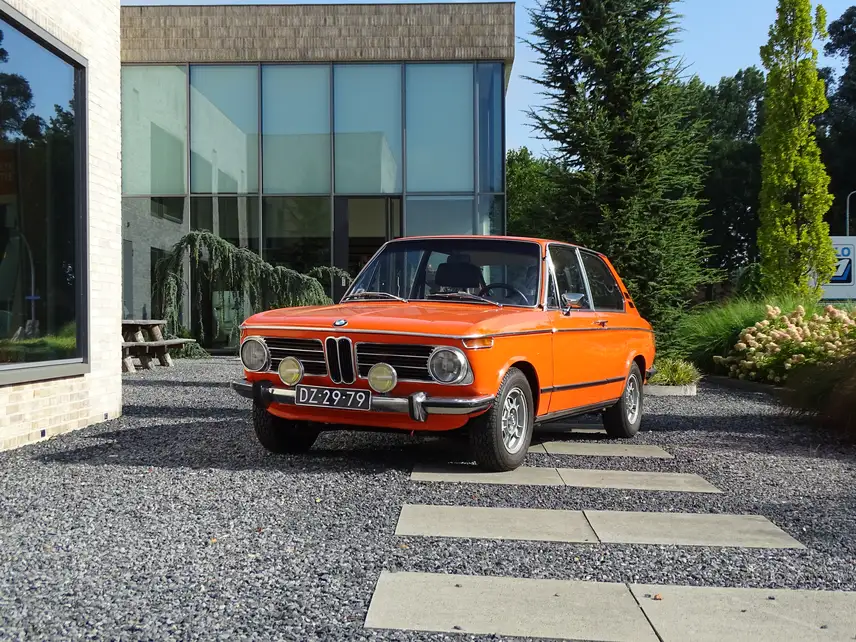 Classic BMW vs modern Recaro car seats