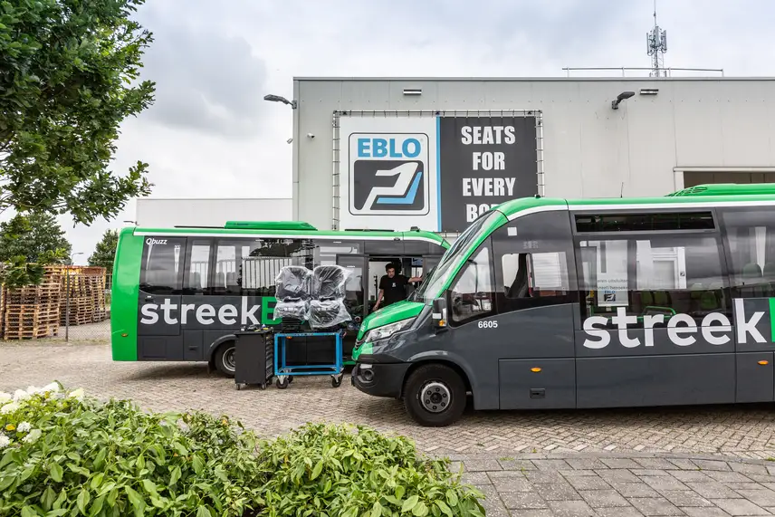 Installation-der-Qbuzz-Sitze