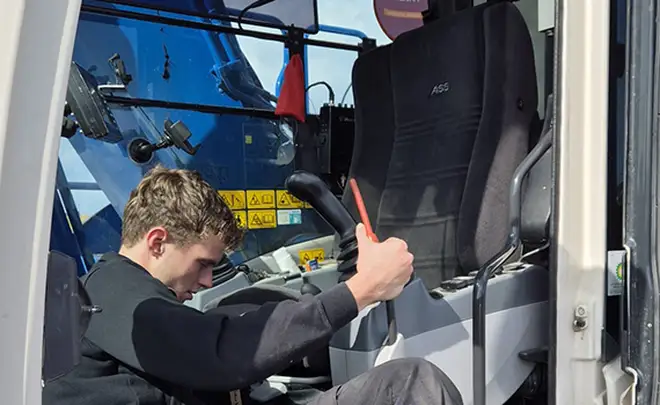 Junior monteur vervangt graafmachinestoel