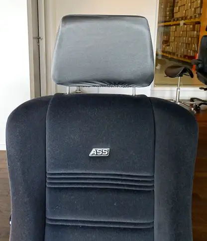 ASS stoel met hoes voor hoofdsteun