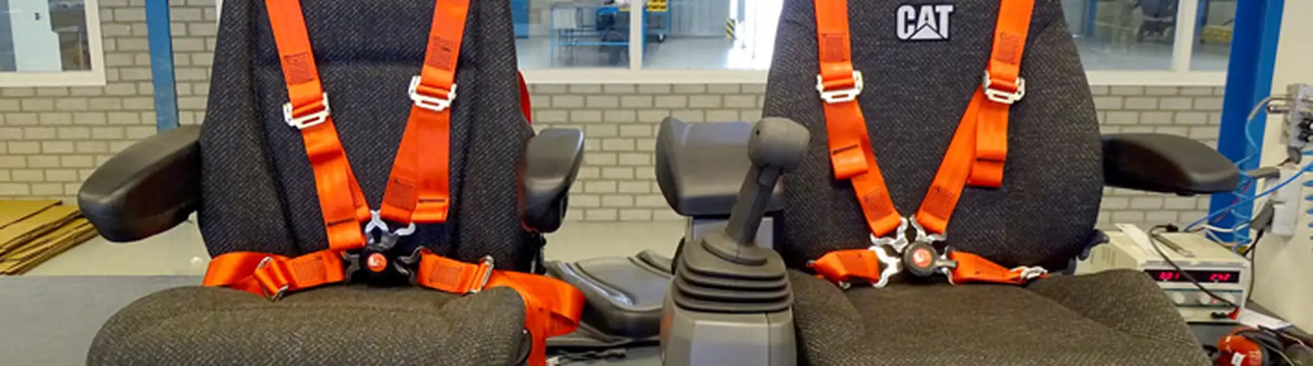 Stoelen caterpillar bulldozer vierpuntsgordel