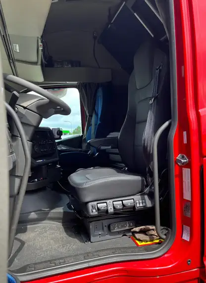 UnitedSeats Voyager C65 Premium mounting Volvo truck