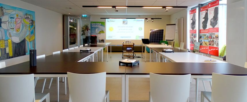 Zonnepanelen op het dak van EBLO