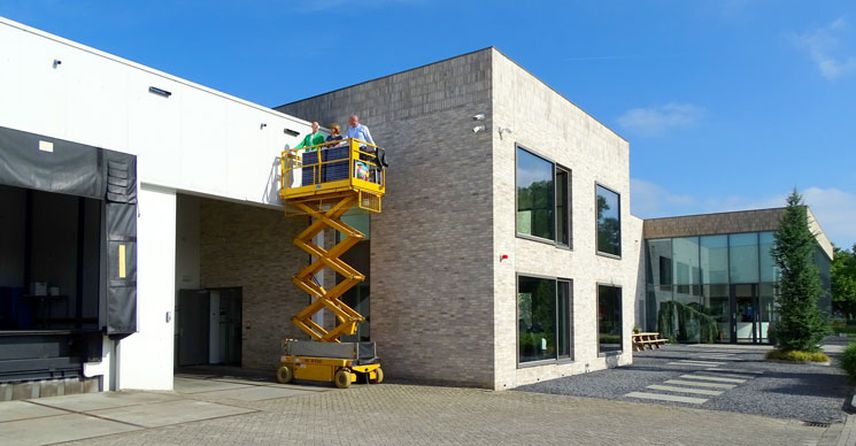 Zonnepanelen op het dak van EBLO