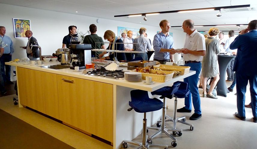 Zonnepanelen op het dak van EBLO