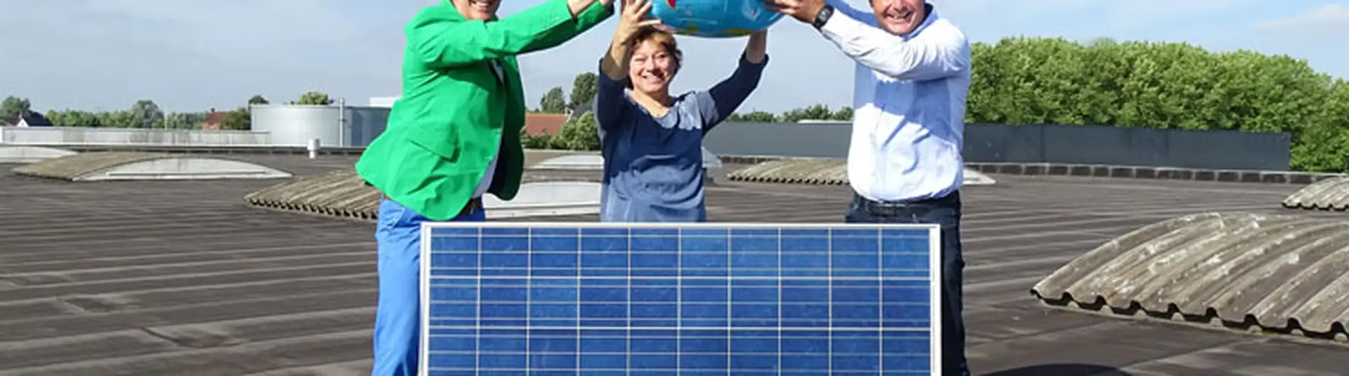 Zonnepanelen op het dak van EBLO