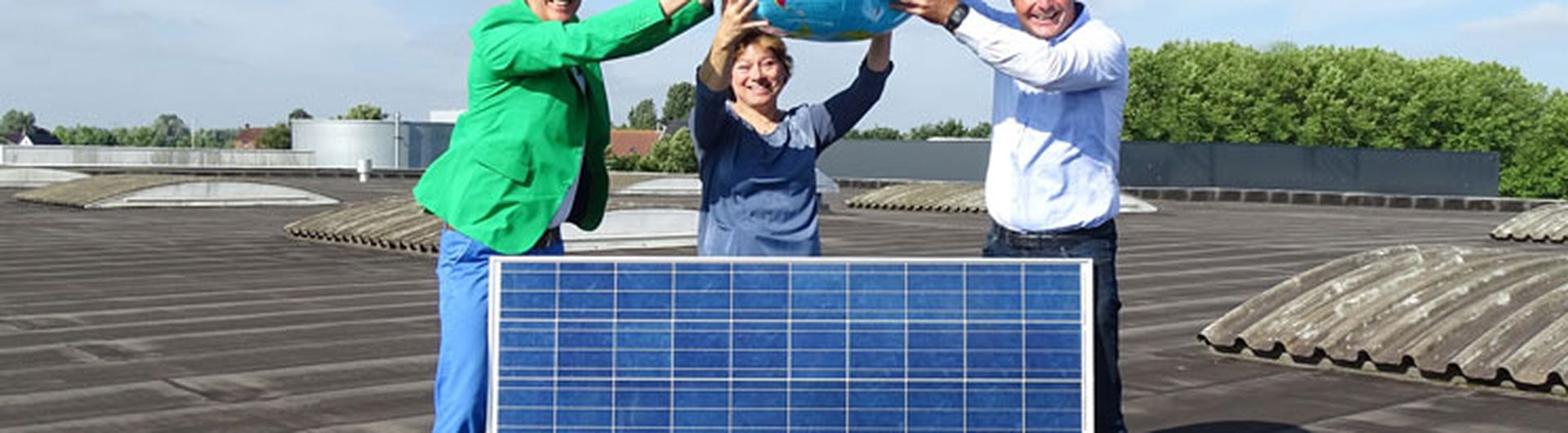 Zonnepanelen op het dak van EBLO