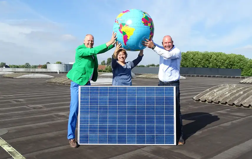 Zonnepanelen op het dak van EBLO