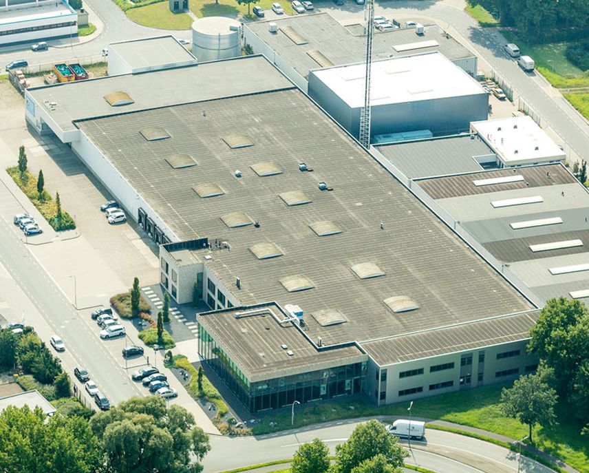 Zonnepanelen op het dak van EBLO