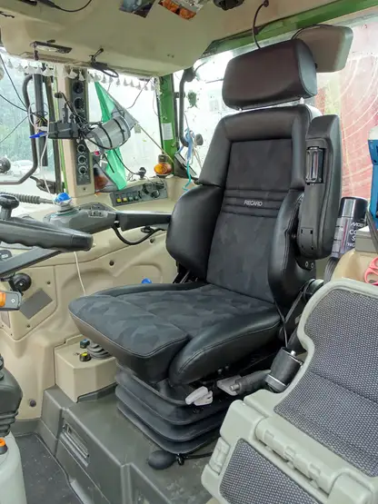 Grammer/RecaroTraktorsitz im Mäher Fendt 211