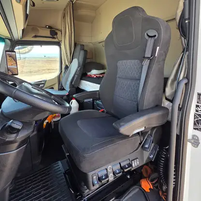 UnitedSeats dealer Asfir installs Voyager C65 truck seat into Mercedes Actros L