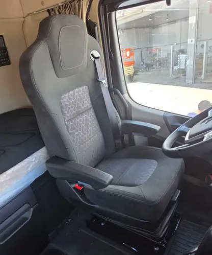 UnitedSeats dealer Asfir installs Voyager C65 truck seat into Mercedes Actros L