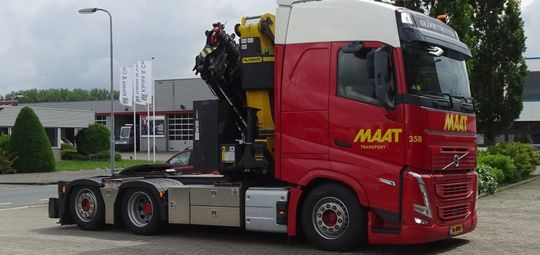 Truck seat Voyager C65 Premium mounted in Volvo FH Truck