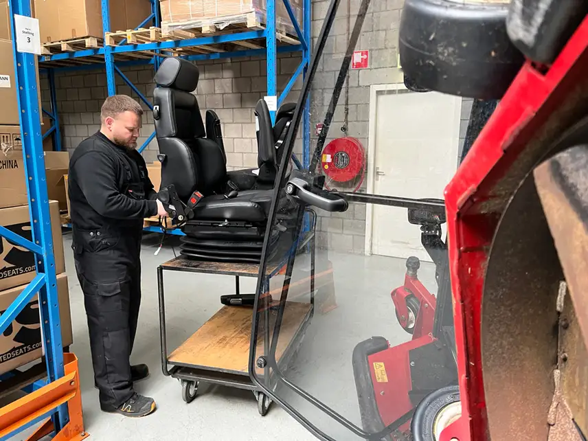 Siège Recaro intégré à la tondeuse autoportée Toro