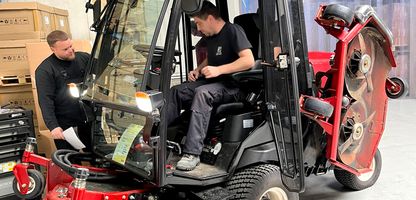 Siège Recaro intégré à la tondeuse autoportée Toro