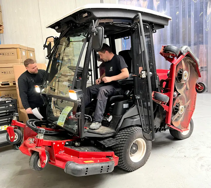 Siège Recaro intégré à la tondeuse autoportée Toro