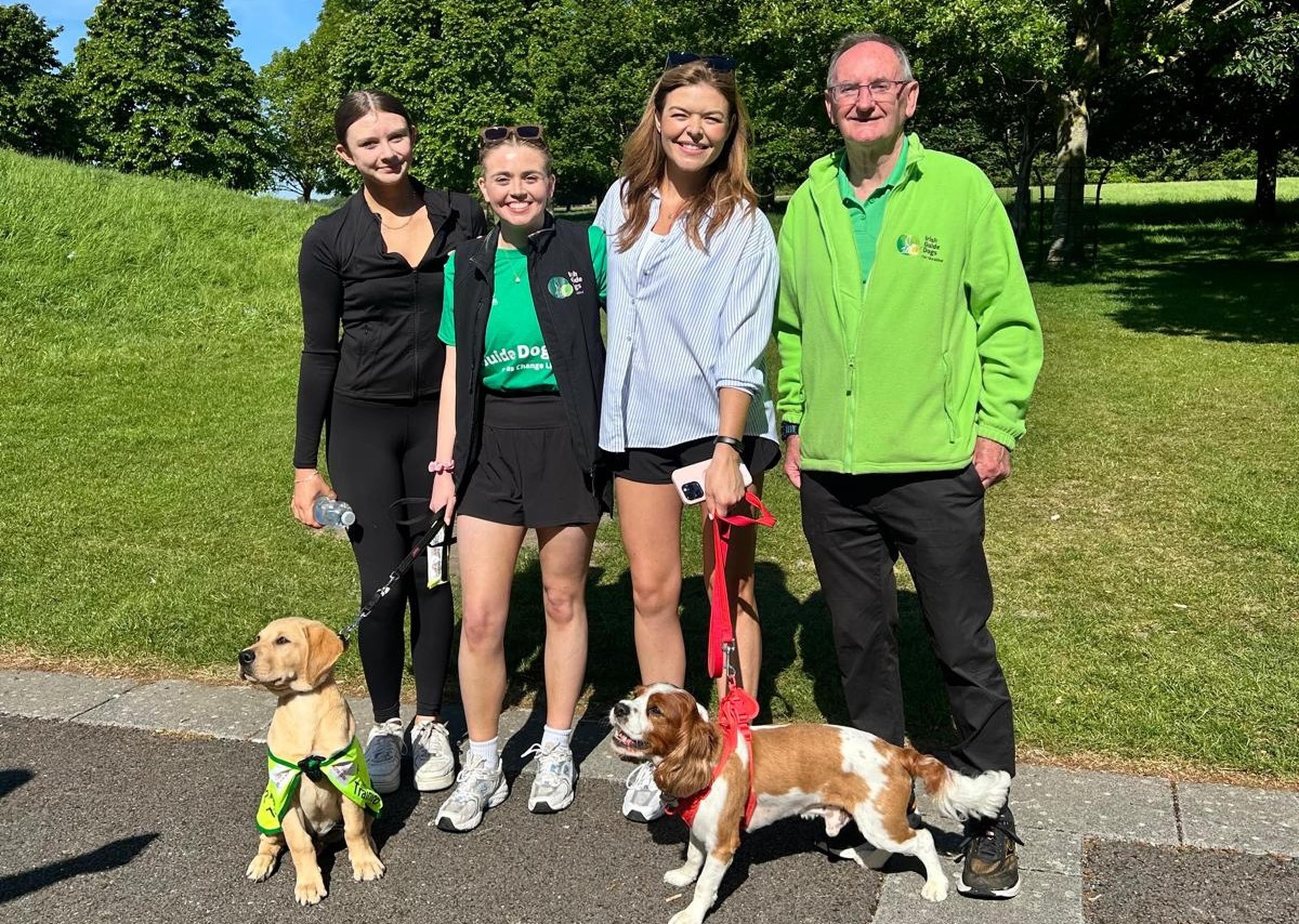 Paw-dí sitting in front for a group photo with Doireann's dog