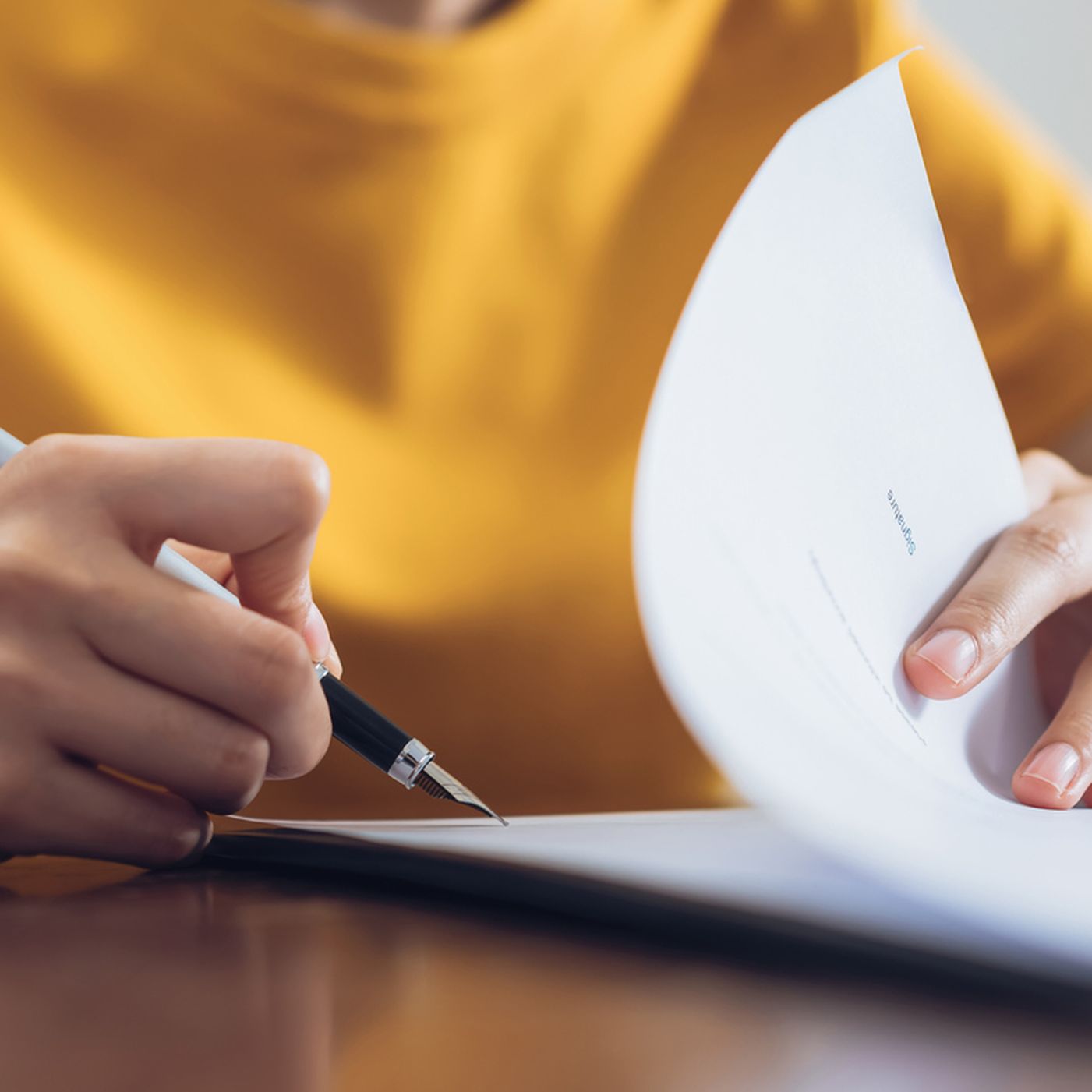Investmentprozess: Person unterschreibt Dokumente