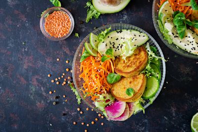 Vegane Schüssel mit Gemüse