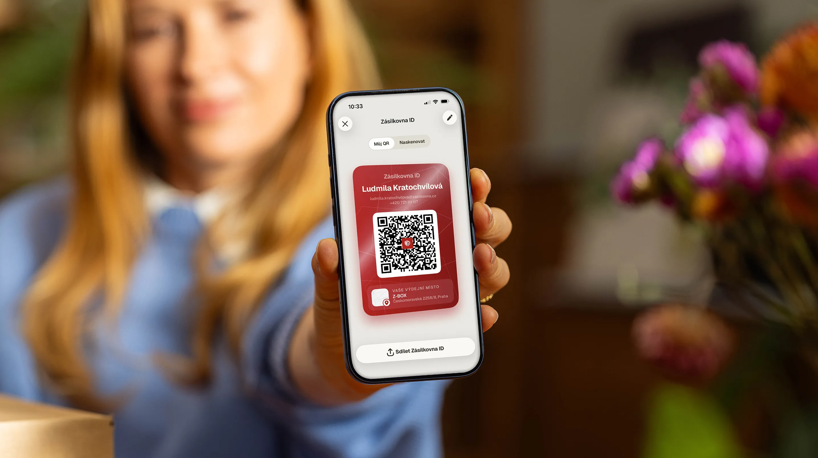 Žena ukazuje v mobilní aplikaci Zásilkovna své Zásilkovna ID s QR kódem.