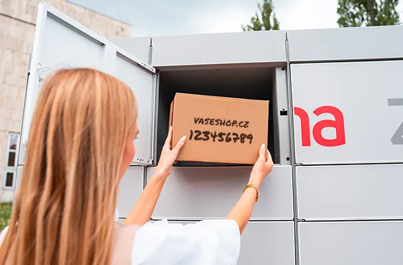 Vložení zásilky určené k vrácení do schránky Z-BOXu po zadání 9místného kódu.