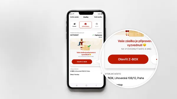 Smartphone zobrazující aplikaci pro doručování zásilek s oznámením o zásilce připravené k vyzvednutí. Zvětšená část zvýrazňuje tlačítko s nápisem „Otevřít Z-BOX“.