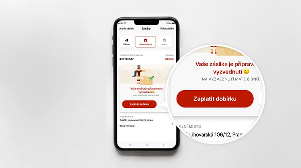Smartphone zobrazující obrazovku aplikace pro doručování s označeným tlačítkem pro platbu a zprávou o balíčku připraveném k vyzvednutí.