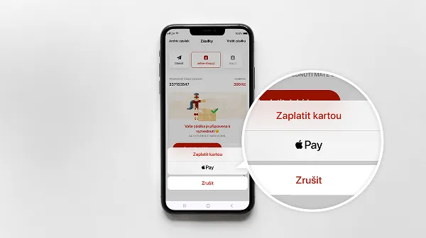 Smartphone zobrazující rozhraní platební aplikace s možnostmi „Zaplatit kartou“, „Apple Pay“ a „Zrušit“ se zvětšeným zobrazením.