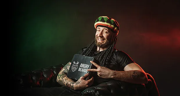 Muž na gauči prezentuje kosmetiku Angry Beards