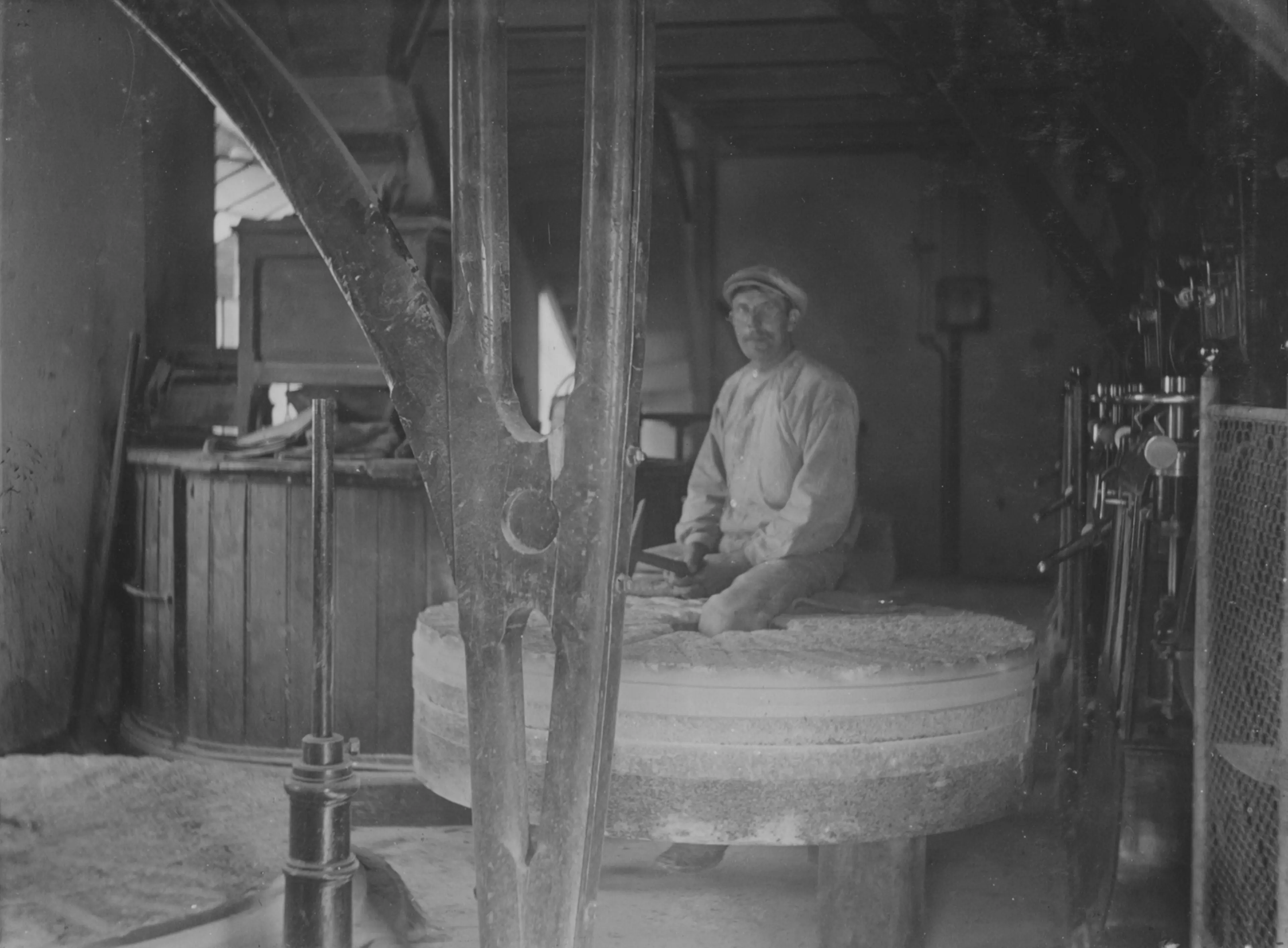Archive photo of a worker in the Berte Qvarn mill