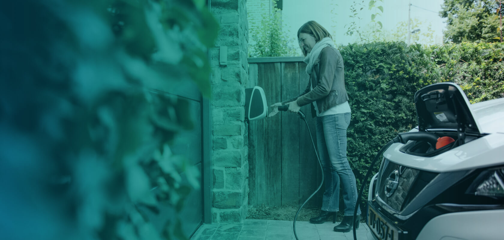 Vrouw laadt Leaf op met Elvi lader