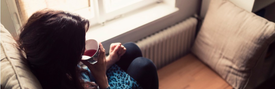 vrouw verwarming thee