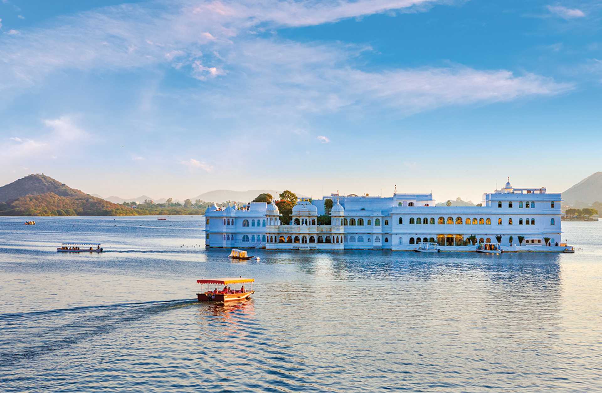 Taj Lake Palace on lake Pichola in Udaipur, Rajasthan, India.