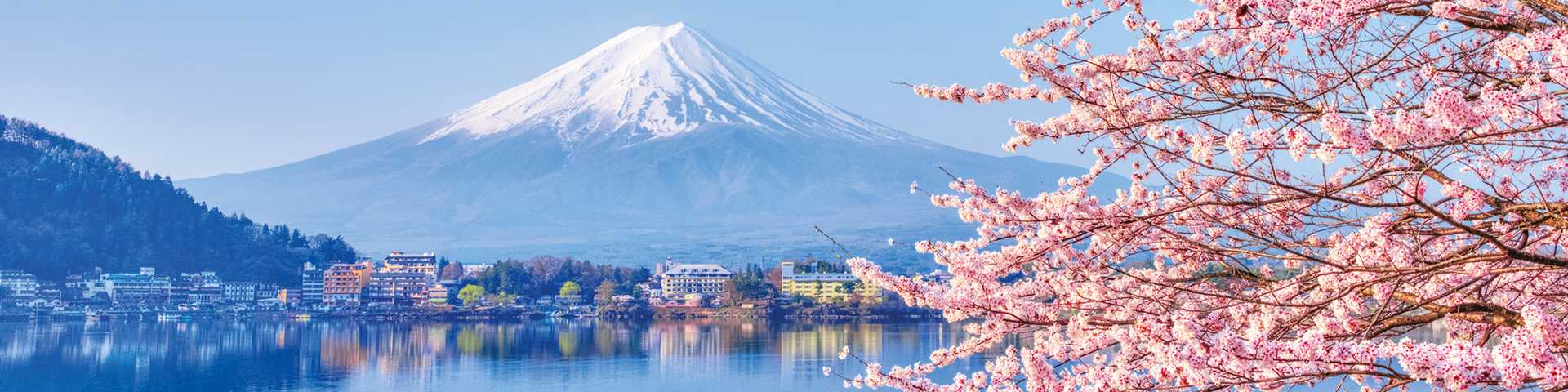Lake Kawaguchiko, where Mt. Fuji and cherry blossoms bloom, is a typical landscape of spring in Japan.